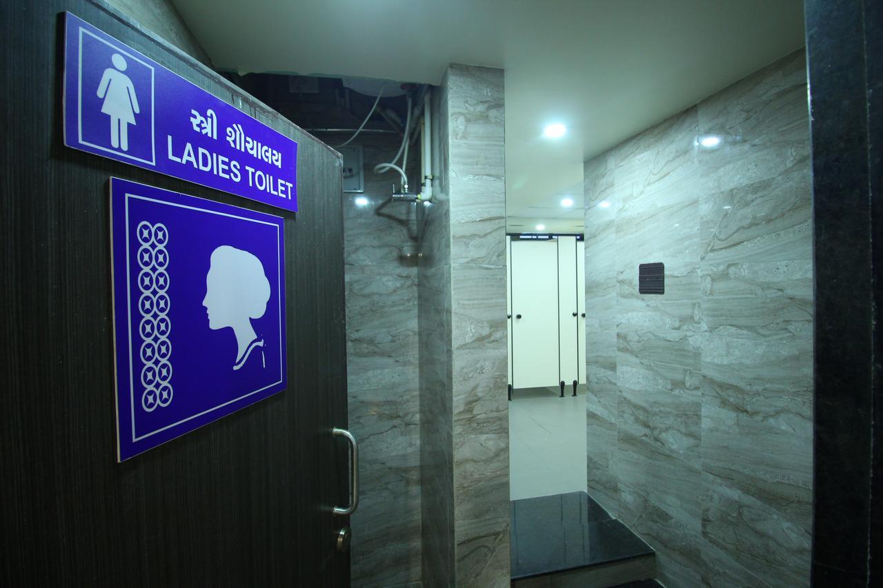 Jackpot Room In & Out Dormitory Ахмедабад Екстериор снимка