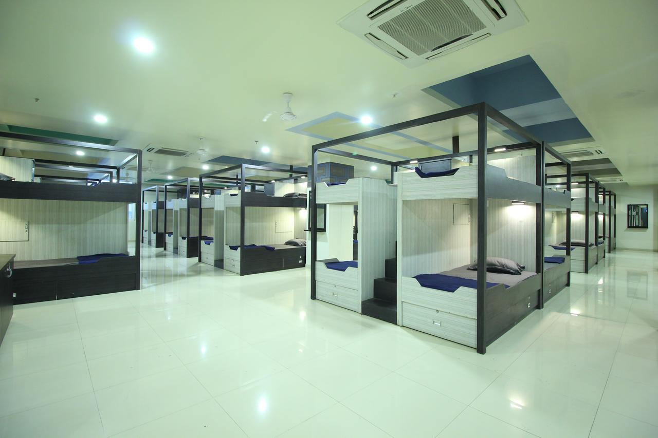 Jackpot Room In & Out Dormitory Ахмедабад Екстериор снимка