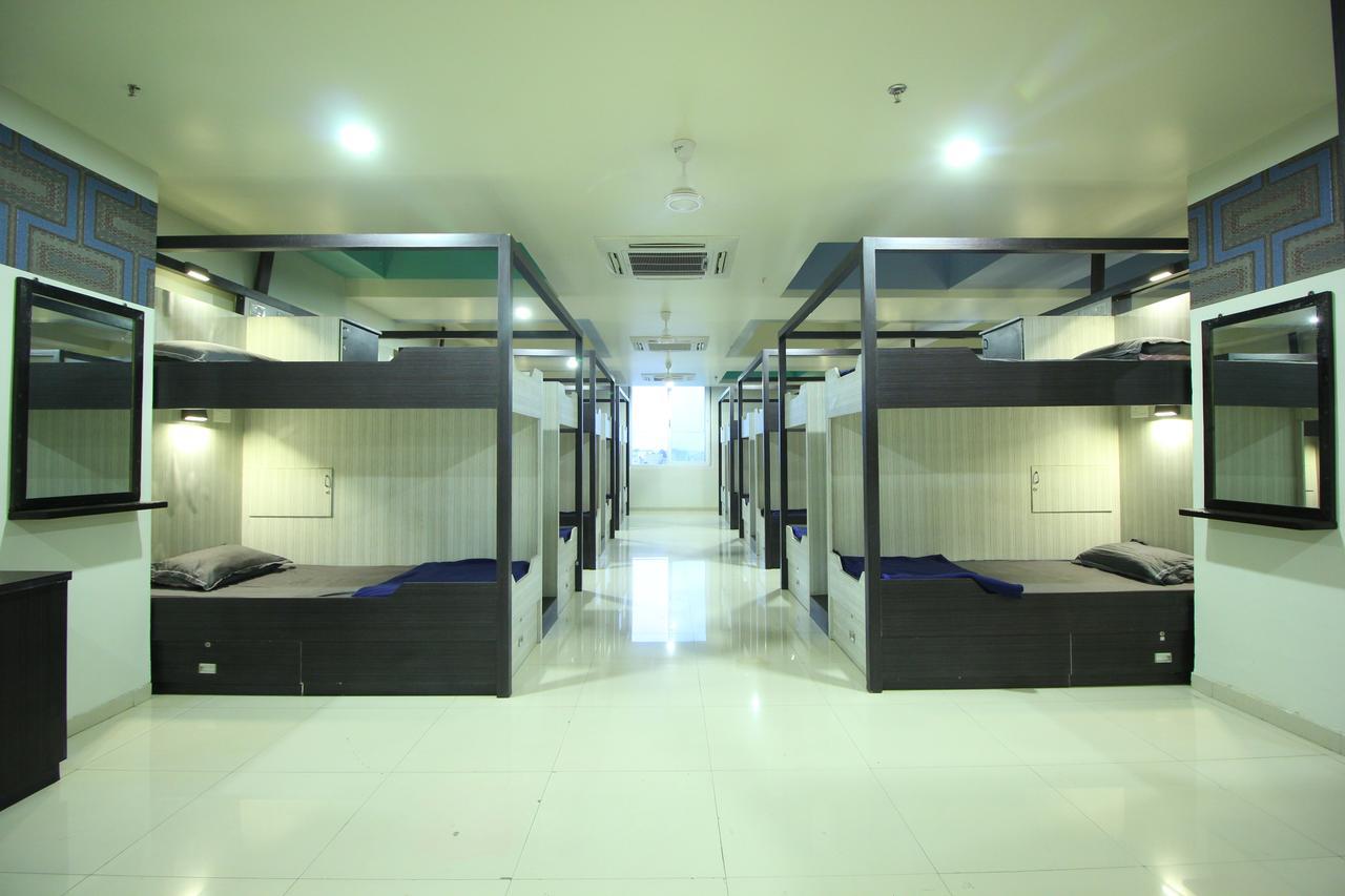 Jackpot Room In & Out Dormitory Ахмедабад Екстериор снимка