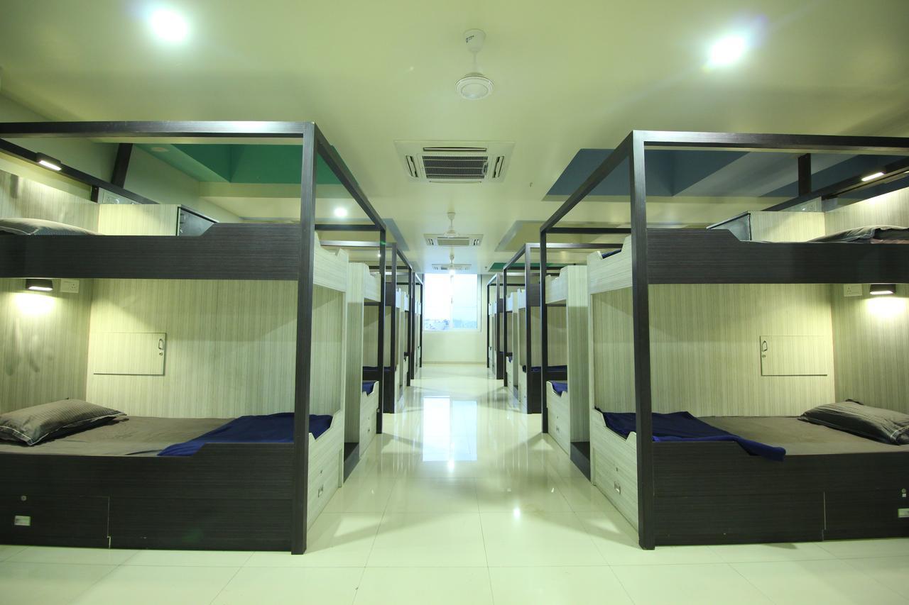 Jackpot Room In & Out Dormitory Ахмедабад Екстериор снимка